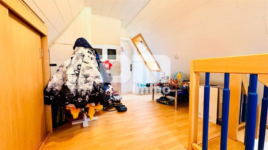 (Reserviert)!!!Umfassend saniertes Ein-/Zweifamilienhaus + Carport, PV-Anlage, Speicher, Wallbox - DG Ausgebauter Dachboden Raum 1